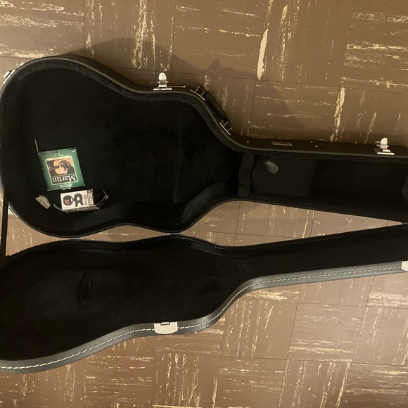 Acoustic guitar with hard case - Picture 3 of 3